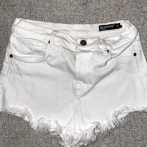 High rise Frayed Shorts in White 
BLANKNYC